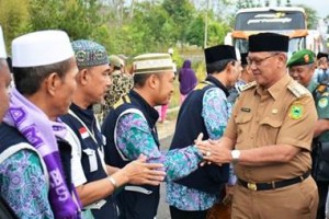 Bupati Kuningan saat menyambut kedatangan romboingan jemaah haji asal Kuningan kloter 404.